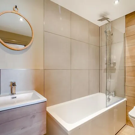 Betty's Penthouse- 2bed Luxury Appt, Parking アパート *